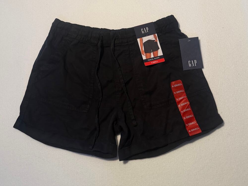Gap women’s New black tencel shorts